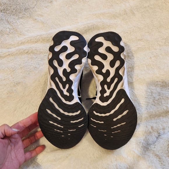 Nike Black and White Sneakers - Picture 2 of 4